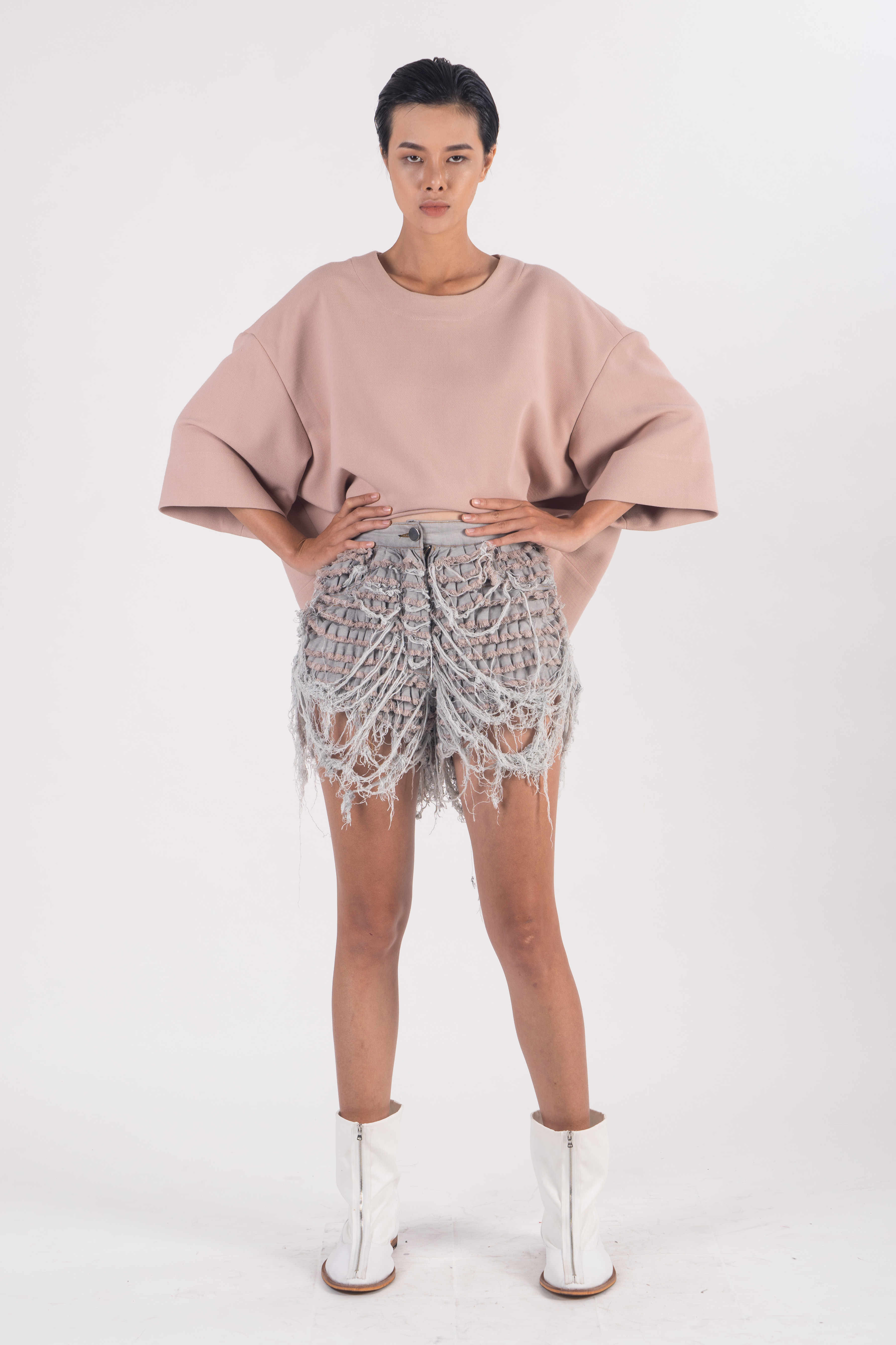 Distressed denim frayed shorts  