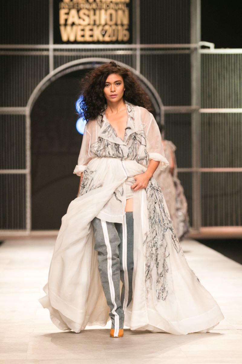 Mâu Thủy phá cách với thời trang đường phố của thương hiệu Ôchê