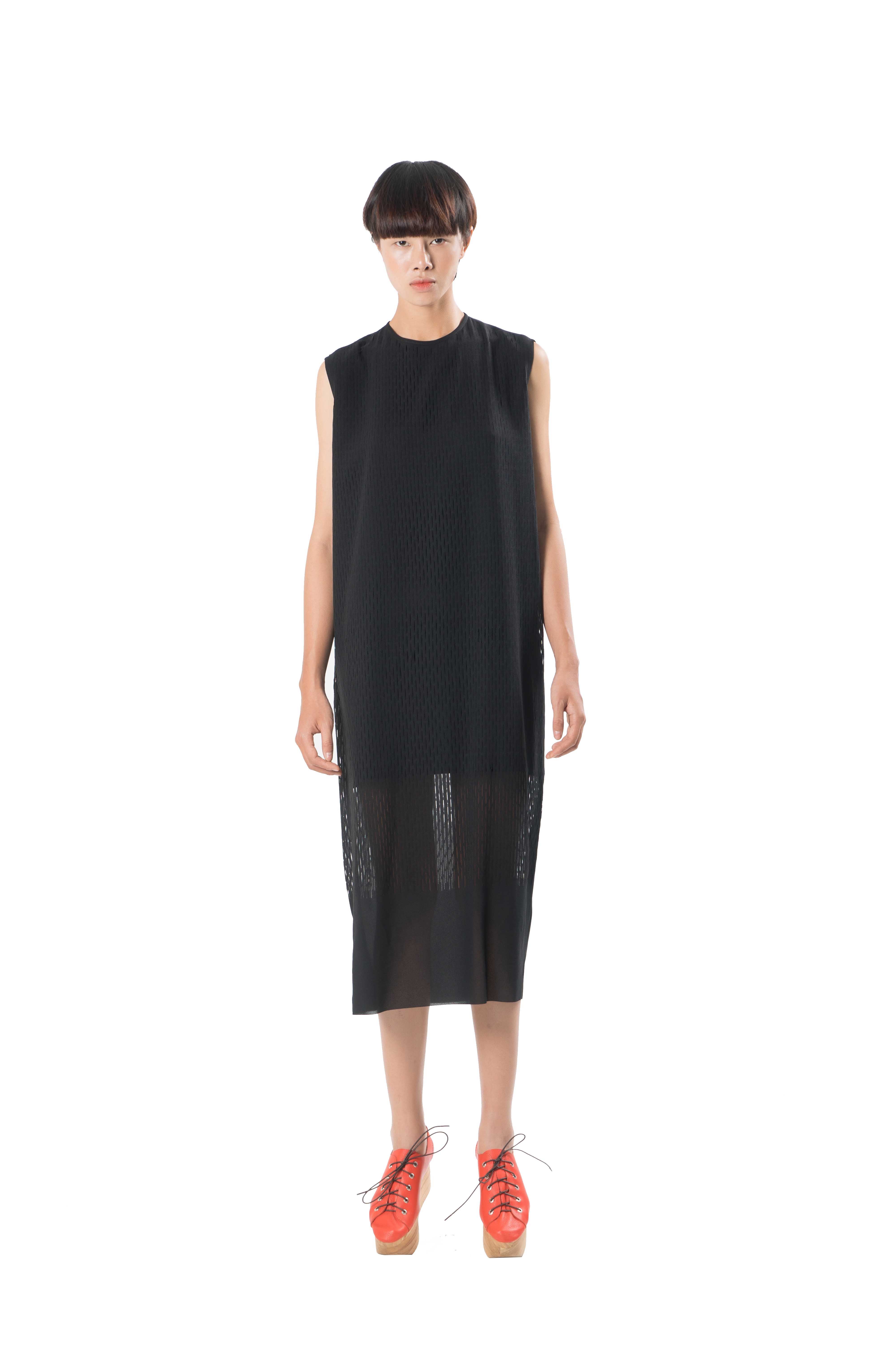 Black sleeveless loose fit laser detailing dress with lining.